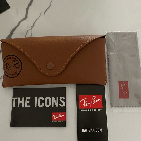 Ray Ban Aviators - Gold trim with grey lenses
